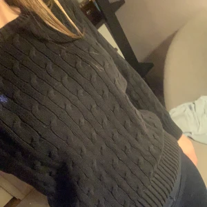 Ralph Lauren tröja - Säljer denna super snygga Ralph Lauren tröja. Tröjan är köpt på barn avdelningen men skulle säga att den är i storlek xxs/xs. Passar någon som är ca 160