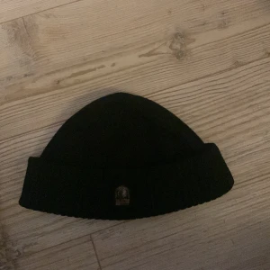 Parajumper mössa - Säljer min parajumper mössa för att jag har tröttnat på den. Köpt på NK för 950 kr