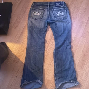Rock and republic Victoria Beckham jeans - Storleken i midjan är 28  och storleken i längd är 31. Som är lite sönder trampade längst ner men annars i bra skick. 