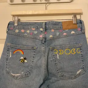 ett par jeans från HM som jag själv har broderat på på fickorna och baksidan. säljer då jag tyvärr har vuxit ur dom. unika. 