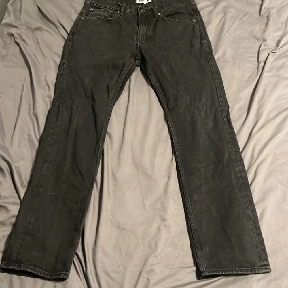 Svarta jeans köpte från lager 157 i storlek W34 L34. De sitter straight/baggy. Jeans & Byxor.