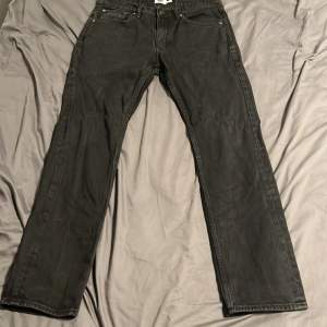 Svarta jeans köpte från lager 157 i storlek W34 L34. De sitter straight/baggy