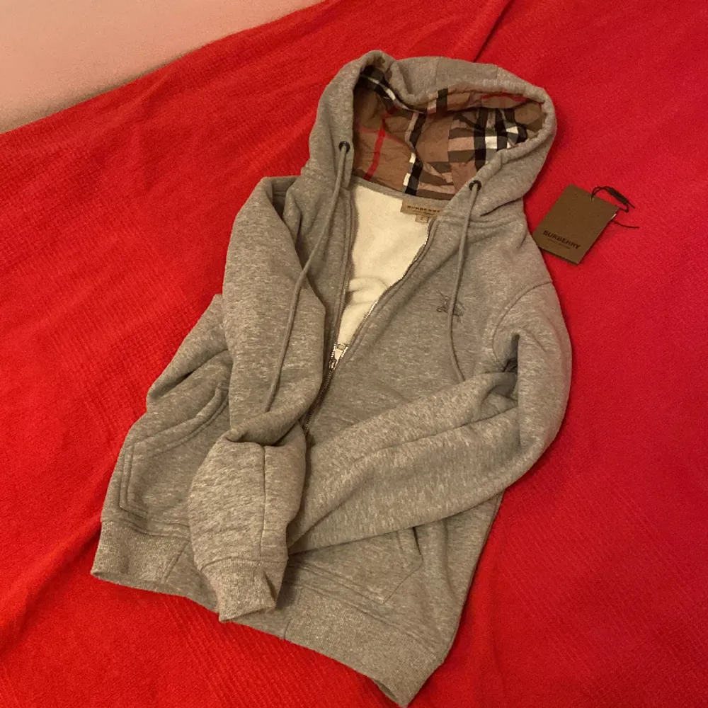 Säljer en äkta burberry zip hoodie, Den är i storlek M och har helt perfekt skick. Nypris på denna är runt 4500. Har tyvärr slarvat bort kvittot därför lite lägre pris.. Tröjor & Koftor.
