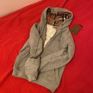 Burberry zip hoodie - Säljer en äkta burberry zip hoodie, Den är i storlek M och har helt perfekt skick. Nypris på denna är runt 4500. Har tyvärr slarvat bort kvittot därför lite lägre pris.