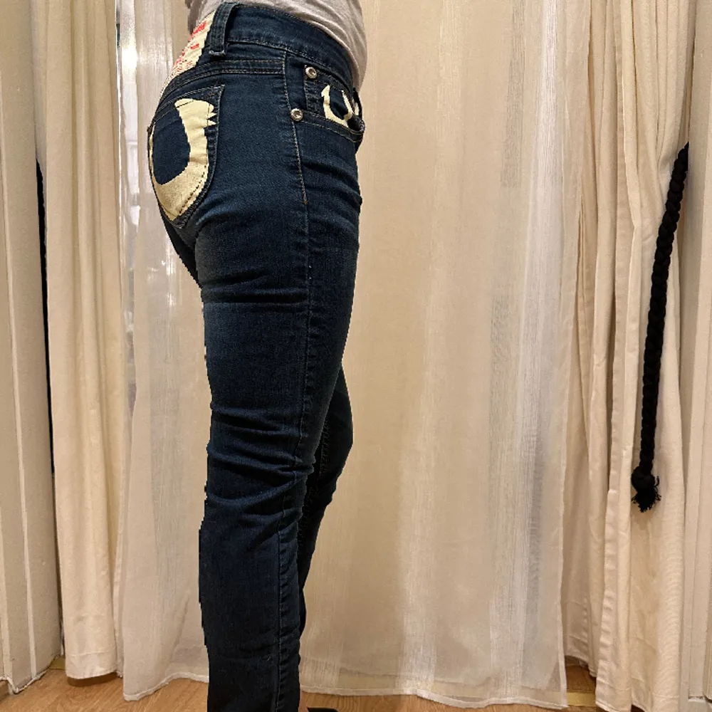 äkta true religion jeans i bra skick. Storlek 28. För jämförelse är modellen på bilden ca 165 cm. Jeans & Byxor.