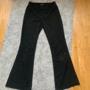 Kostymbyxa  - Vitrandiga svarta kostymbyxor. Välanvända för några månader sen men har bara legat i min garderob sen dess. Nypris 499 kr