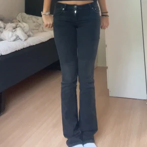 Lågmidjade jeans - Svarta lågmidjade jeans ifrån zara. De är lite urtvättade men annars i bra skick.