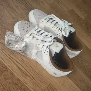 Low dunks year of the rabbit - Helt ny oanvänd, fick dem i present men var för små. Storlek 42 och kostar 3 000 på kickscrew.com. Säljer för mycket billigare eftersom att kvitton och boxen inte finns men extra skosnören finns.