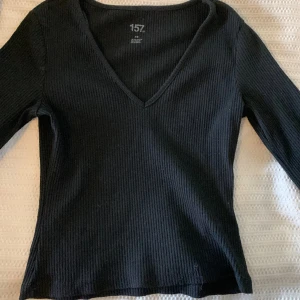 Svart topp - Svart långärmad topp med vida ärmar från Lager157 i storlek xs! Skriv gärna för fler bilder/frågor🫶🏼