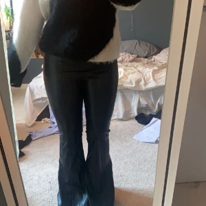 Skinnbyxor bootcut  - Storlek 38, passar även 36. Lågmidjade bootcut💓