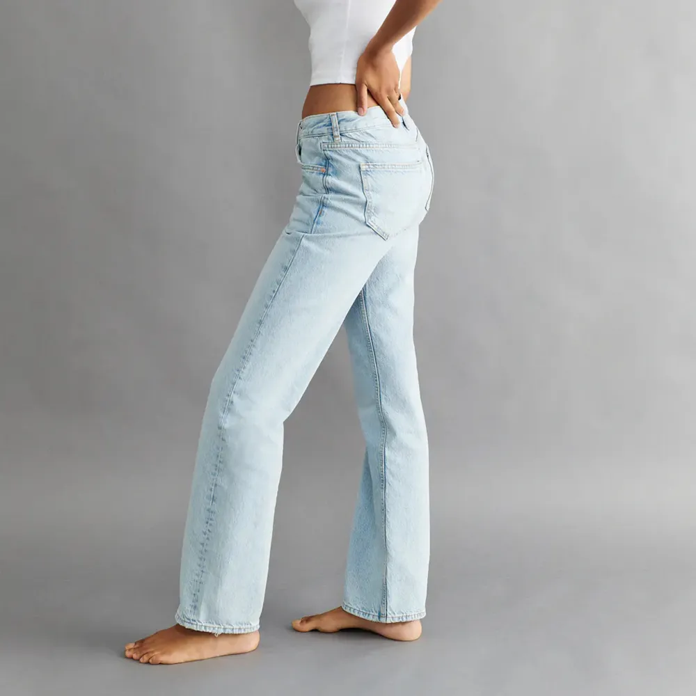 Säljer dessa lågmidjade jeans ifrån Gina Tricot. Har inga skador eller liknande, endast använda fåtal. Kan bytas mot ett par i 34. Jeans & Byxor.