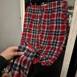 Pyjamas byxor  - Använd 3 gånger säljes då den e liten i storleken köptes på lager 157  För 150kr , köptes i stl XL men är som M ELLER L 