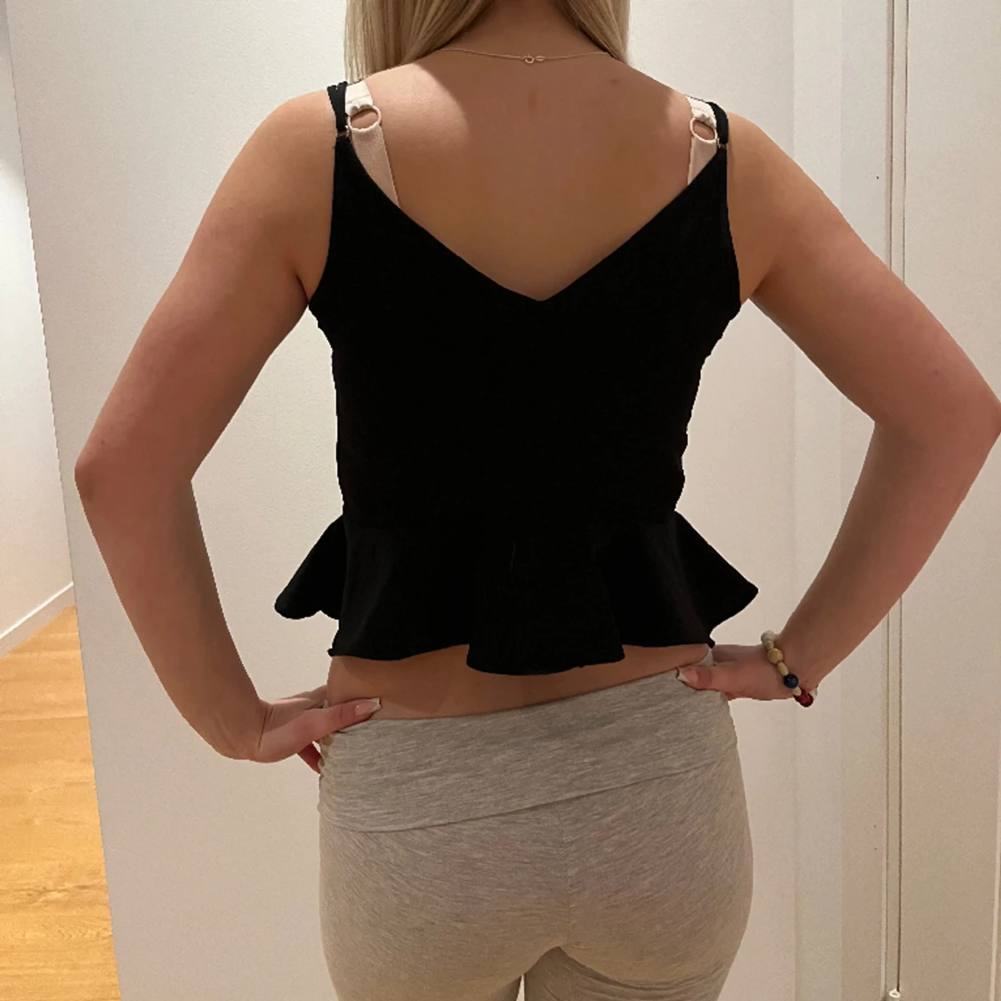 Svart volangig topp - 90