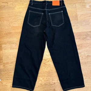 Baggy jeans beWider - Bewider svarta jeans Riktigt feta baggy jeans från bewider med vit stitching. Endast använda en gång så i princip nyskick. Storlek 31/30, nypris ligger på 900. Kontakta mig gärna om ni har några frågor!