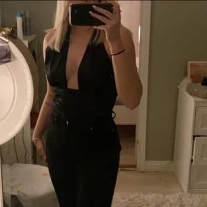 Topp från nelly - Sjukt snygg topp från Nelly! Använd ett fåtal gånger men i ett väldigt bra skick. Man kan själv avgöra hur man vill ha toppen! Säljs endast då den blivit för liten. Materialet är tyvärr inte så stretchig. 