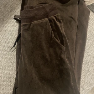 Mjukisbyxor Bikbok - Jättesköna teddybyxor från Bikbok Storlek S. Utsvängda vida ben. 