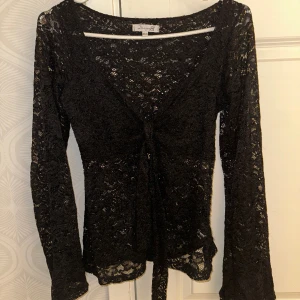 Design by si - Maddy top i svart spets! Endast använd 1 gång men har blivit lite luddig på ena sidan efter tvätt. Nypris 453kr, finns mer bilder!
