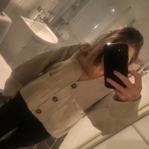 Stickad kofta  - Säljer min jätte fina grå/beige kofta 