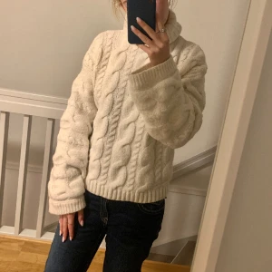 Stickad vit tröja - Jättefin stickad tröja med vida armar. Lite nopprig annars inga defekter🩵