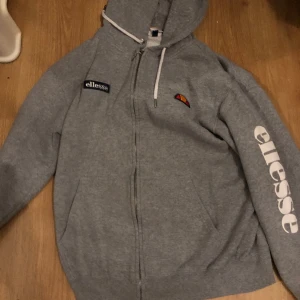 Ellesse zip hoodie - Hej jag säljer denna ellesse zip hoodie som är tvär fet! Nypris runt 800, mitt pris 200! För fler frågor och funderingar kom dm