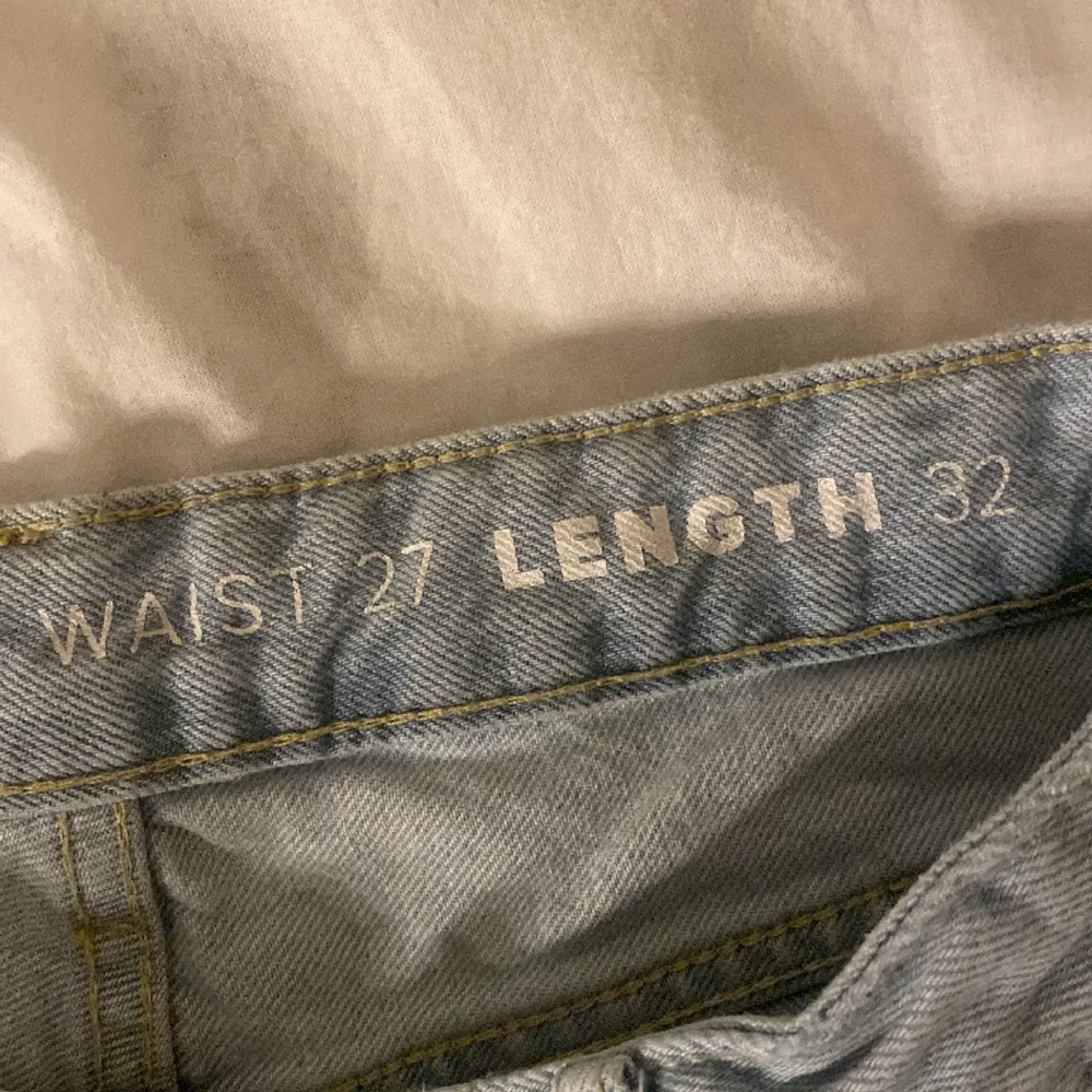 Jätte fina mid waist jeans, men säljer pga har 2 stycken☺️. Jeans & Byxor.