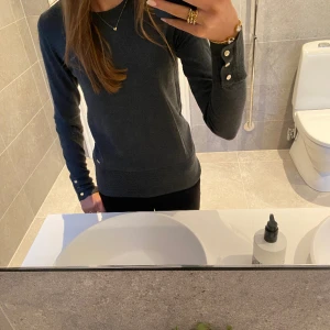 Tunn stickad tröja - Säljer denna fina gråa stickade tröjan i lite tunnare matrial. Köpt på Lindex men märket är Holly & Whyte. Storlek Xs men skulle säga att den passar både xxs och S också! Säljer då den inte kommer till användning😊Ny pris 349, säljer för 200 kr + frakt!