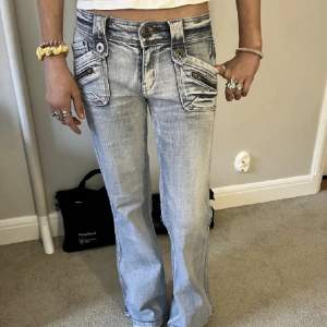 Säljer dessa snygga lågmidjade jeans för att dem är för små för mig. Pris kan diskuteras!