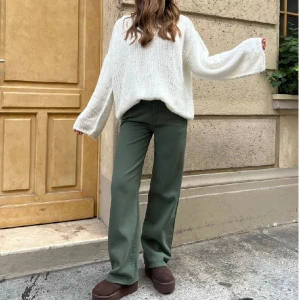 Mörkgröna Venderbys jeans - Säljer mina mörkgröna/camouflage färgade jeans från Venderbys!🥰 Byxorna är helt oanvända och har kvar prislappen, då de är för stora för mig!! Fullpris ca 800 kr