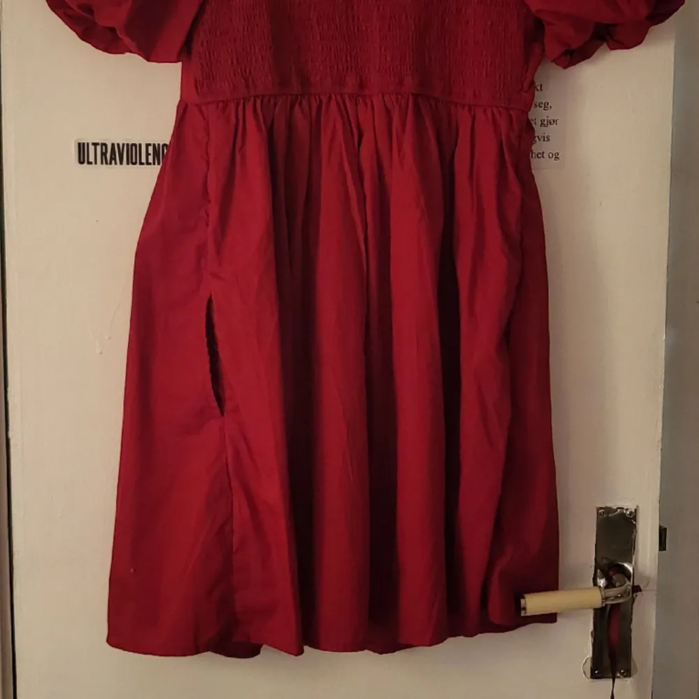 Röd babydoll-klänning köpt på Zalando. Aldrig använd då den tyvärr är för liten. Går till mitten av låren på mig som är 169cm, har fickor och resår<3. Klänningar.