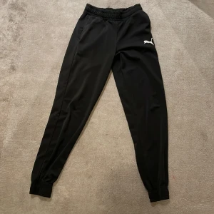 Puma träningsbyxa - Det är en svart puma träningsbyxa med storleken S