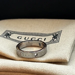 Gucci ring i vitt guld  - Gucci ring i vitt guld i storlek US 7, 17.0 mm. ❤️