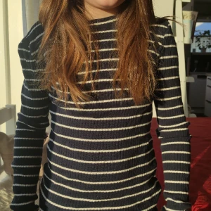 Randig tröja med knappar - Säljer denna jättefina tröjan från ginatricot för endast 20 kr. Storleken är XS. KÖP INTE PÅ KÖP NU!