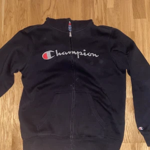 Champion kofta - Jätte skön och svart kofta. PRISET kan alltid diskuteras 