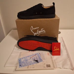 Louboutin Skor - Säljer nu dessa dunder snygga och högkvalitativa Louboutin skorna. Helt nya i storlek 44 som passar perfekt för dig som rockar grisch-stilen!💥  (ALLT I BILDEN INGÅR!)