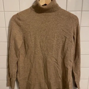 Polotröja - Kamelfärgad polotröja från Massimo Dutti