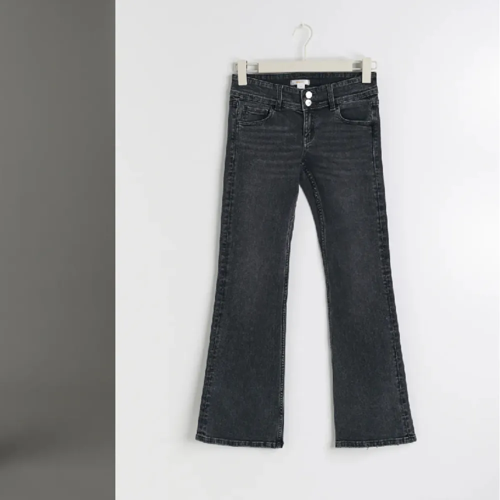 Jeans från ginas ”Young Gina”. De är i storlek 164 och skulle säga att de sitter som st 32☺️ jag är 158 och de är lite långa för mej👍. Jeans & Byxor.