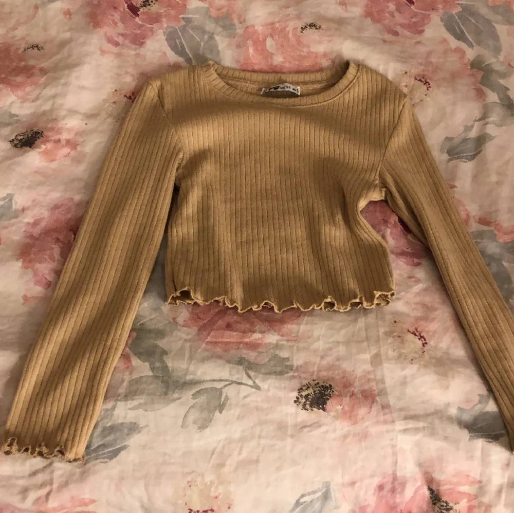 En beige  brun snygg tröja från new yorker i storlek XS🙏🏼andvänd 3 gånger!!. Tröjor & Koftor.