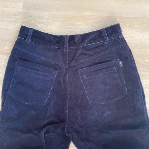 Manchesterbyxa - Mörkblå snygga byxor i Manchester med hög midja   