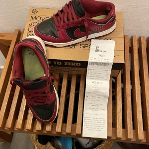 Nike dunk low  - Hejsan, nu säljer jag mina Dunk low som jag köpte i Paris för 130 euro≈1400kr. Dom är väl använda men har kvar att ge. Skick 5,5/10. Kvitto finns, skriv för frågor och bilder.