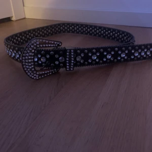 Y2k bälte - Fin bälte, använd 2 ggr. Fast jag säljer den eftersom den är lite för stor för mig😓