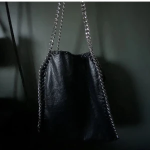 Kedjeväska  - Snygg väska som liknar Zadig & Voltaire. Nyskick och sparsamt använt endast fåtal gånger💗Ny pris 600/700 kr. Pris kan diskuteras vid snabb affär.