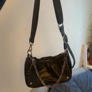 Zara väska  - Använd få gånger!! Kan både använda korta eller långa snöret💕💕