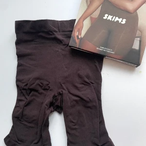 SKIMS Seamless sculpt mid thigh short - Fick dessa SKIMS (bestseller)sculpt shorts i julklapp men de var i en för lite storlek :( så därför säljer jag dom. HELT OANVÄNDA! Och istället för att skicka tillbaks dom ville jag se om någon annan skulle vilja ha dem istället. Köparen står för frakten!