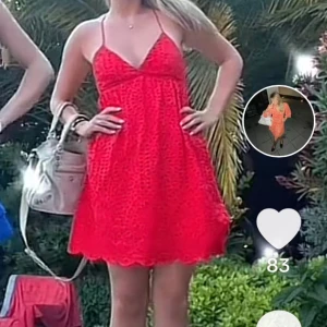 Röd klänning - Denna hört söta klänning från HM som man knyter i ryggen, använd 1 gång❤️❤️