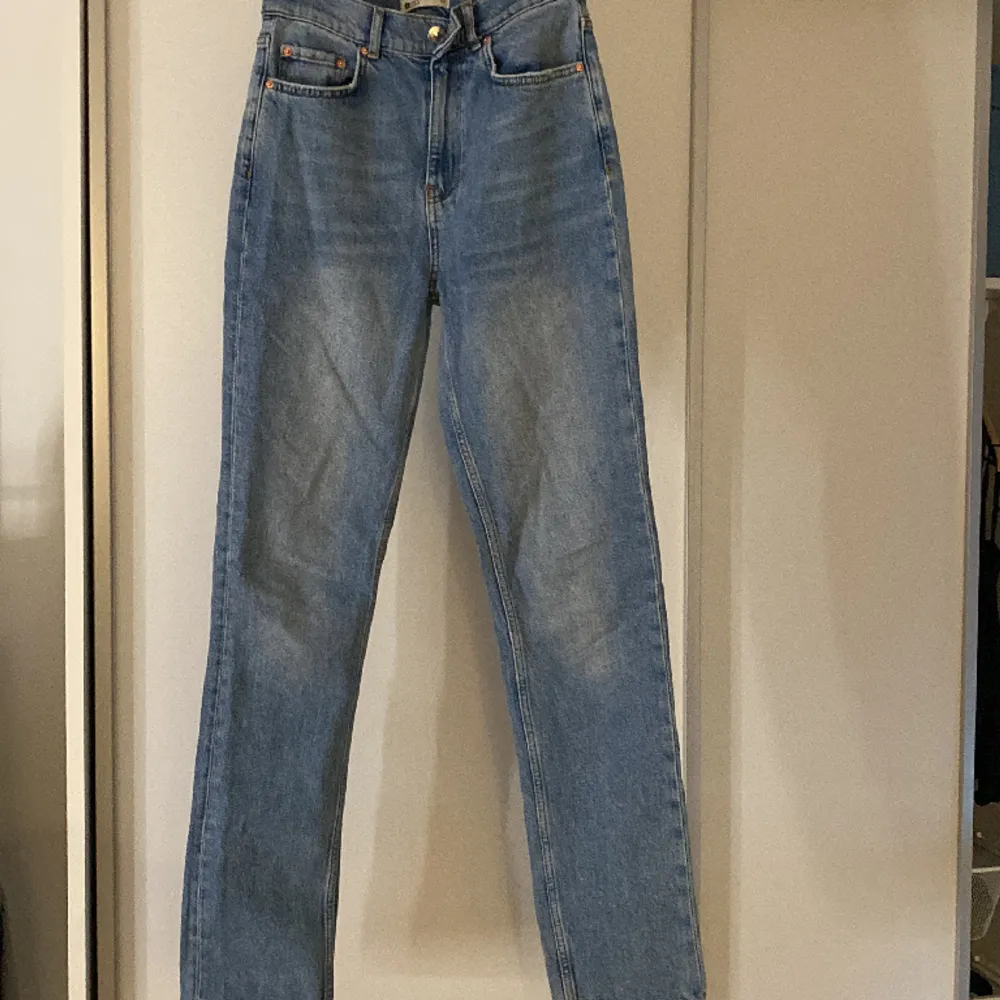 Blåa jeans från Gina Tricot. Använda fåtal gånger . Jeans & Byxor.