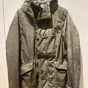 C.P Company Jacka Herr - C.P Company NYCRA RE-COLOUR.  Storlek: M/L (50).  Pris: 4,499kr. (Ord. Pris 10 999kr) Skick: 10/10 Inköpt på NK i Göteborg.