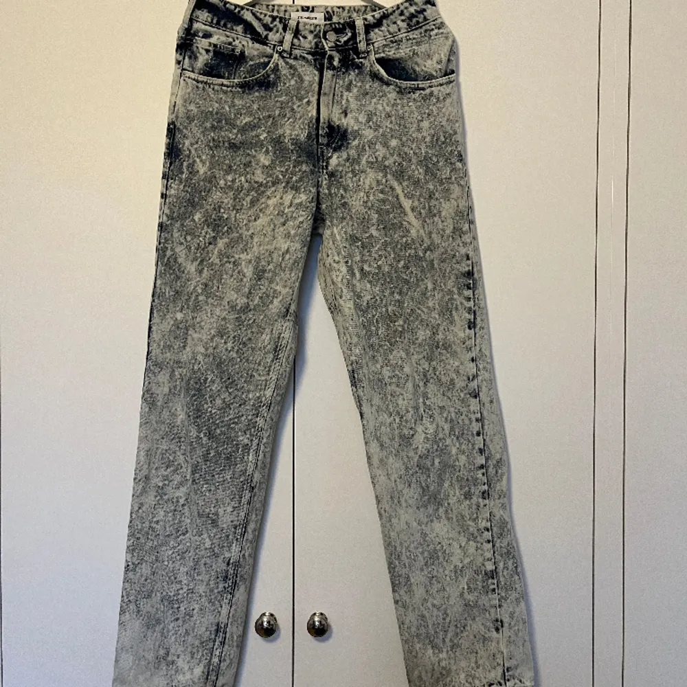 Säljer ett par riktigt coola stentvättade Axel Arigato jeans! Dessa är köpta på Axel Arigato online för ca 1500kr. Storleken är 30, enligt mig aningen större. Därför hänvisar jag till deras storleksguide. De är aningen vidare byxor, med ett rakt ben och e. Jeans & Byxor.