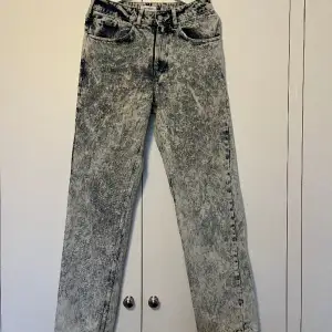 Säljer ett par riktigt coola stentvättade Axel Arigato jeans! Dessa är köpta på Axel Arigato online för ca 1500kr. Storleken är 30, enligt mig aningen större. Därför hänvisar jag till deras storleksguide. De är aningen vidare byxor, med ett rakt ben och e