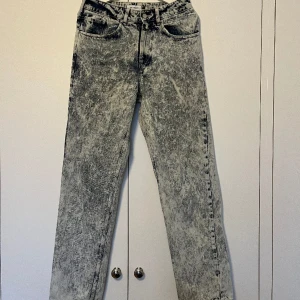 Axel Arigato Jeans - Säljer ett par riktigt coola stentvättade Axel Arigato jeans! Dessa är köpta på Axel Arigato online för ca 1500kr. Storleken är 30, enligt mig aningen större. Därför hänvisar jag till deras storleksguide. De är aningen vidare byxor, med ett rakt ben och e