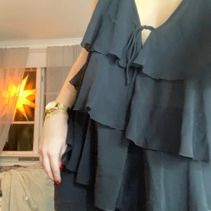 Zara topp - Säljer den här zara toppen då den inte kommit till användning, väldigt festlig men funkar även till vardag. Ej använd och prislappen är kvar, org priset är 329 men säljer för 250. Stl m 